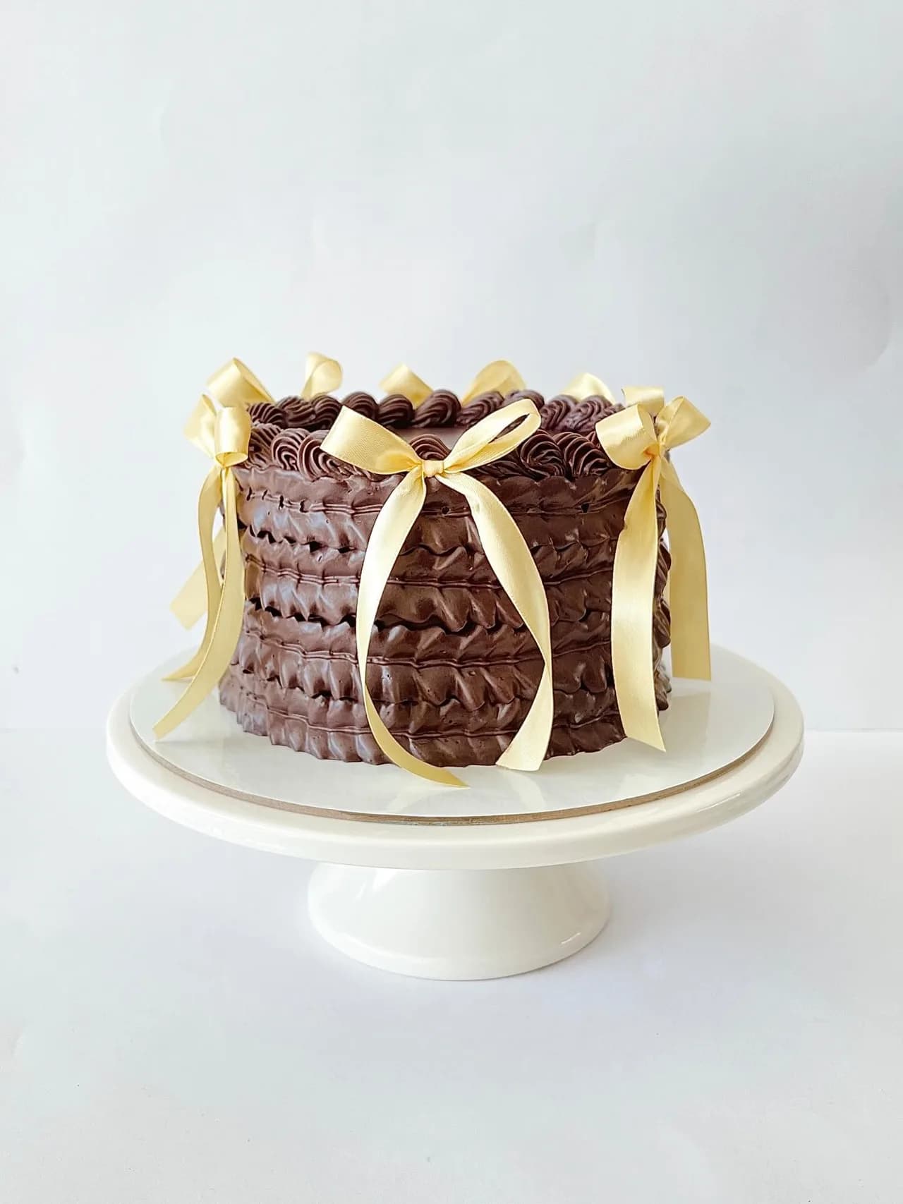 Bolo de chocolate com laços