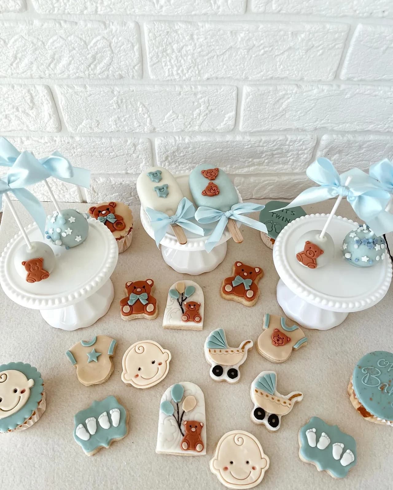 Caixa de cupcakes com bolo