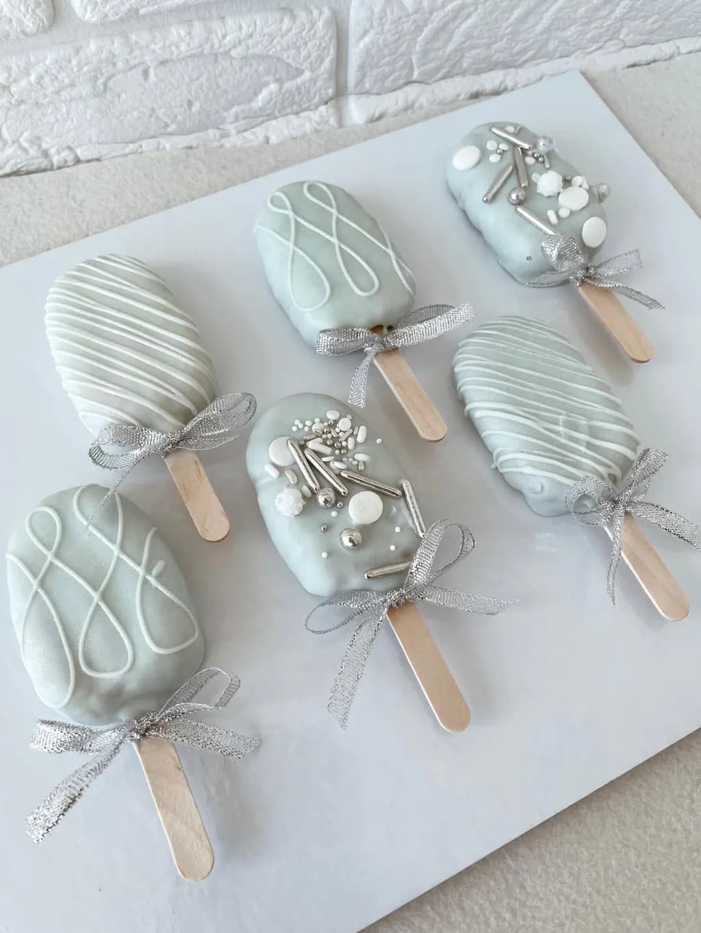 Bolachas e cakepops para baby shower